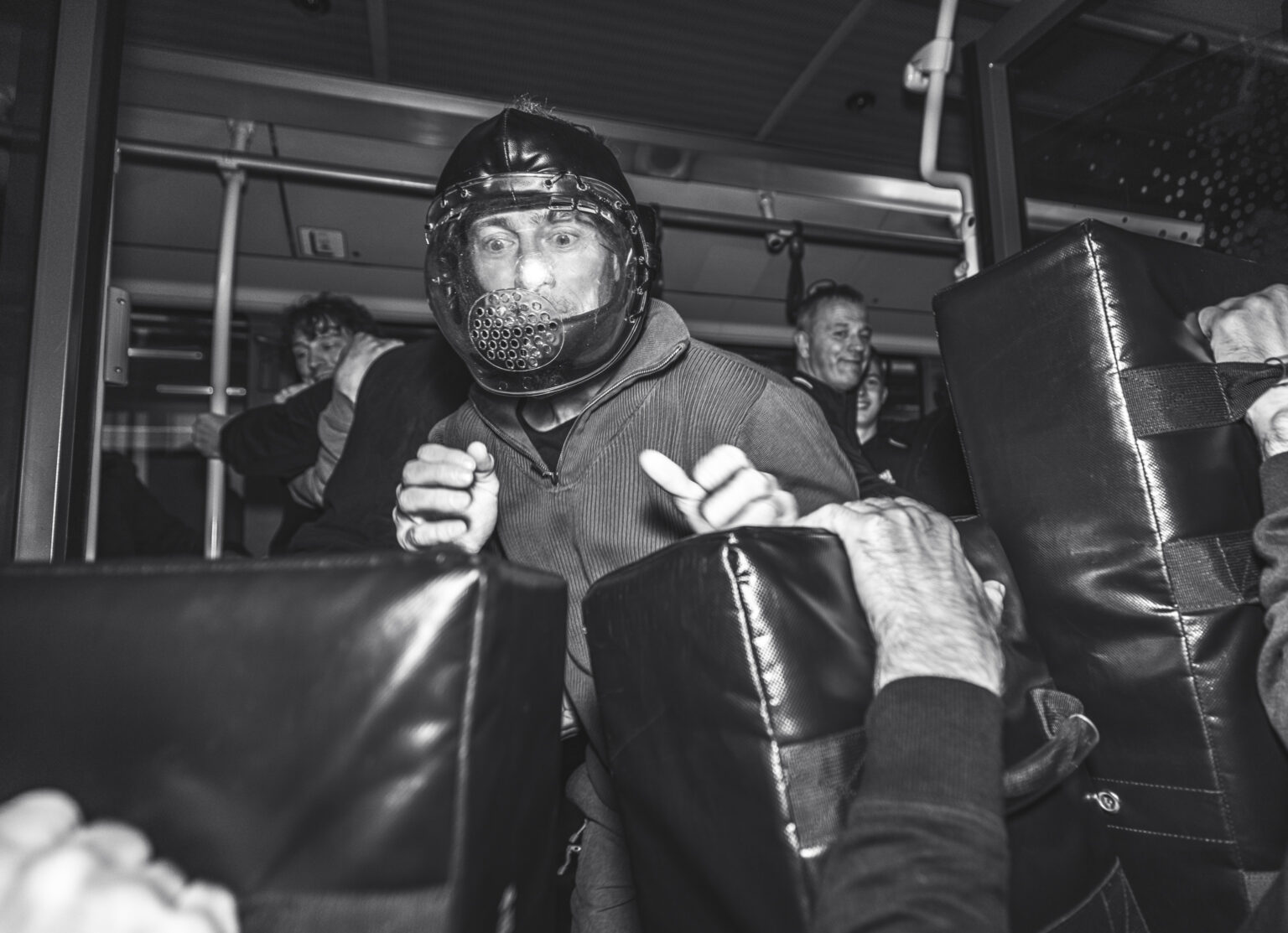 das Bild zeit eine typische Trainingssequenz im Bus. Gegen Widerstand arbeiten und Fluchtwege suchen. 